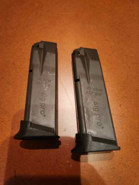 Sig Sauer SP2022, 2340 magazine .40/ .357sig 12 Rn