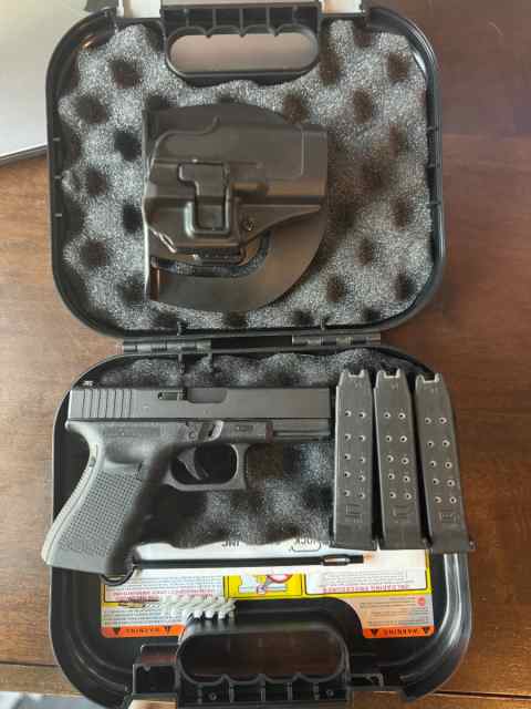 Glock 23 GEN 4 w/Trijicon sights