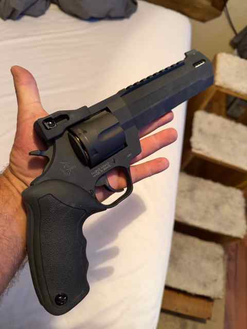 Taurus 44 Mag Black 6.75 in.--