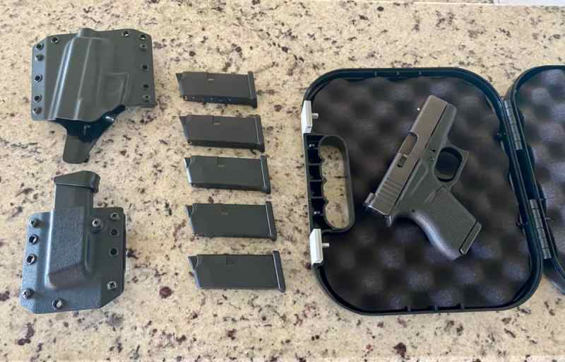 LNIB GLOCK 43 WITH 7 MAGS  NIGHT SIGHTS &amp; HOLSTER